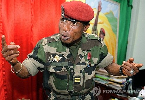 기니 옛 군정 지도자 카마라 대위