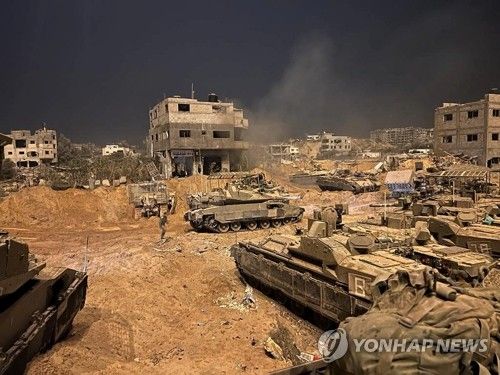 가자지구 내부에서 작전 펼치는 이스라엘군