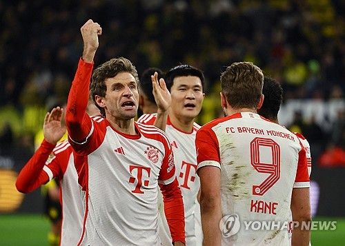 케인의 해트트릭을 축하하는 김민재