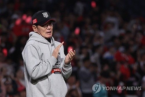 박수 보내는 이강철 감독