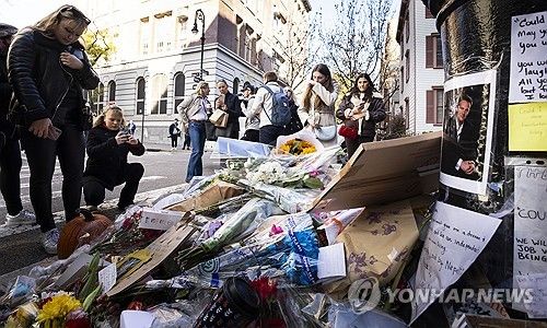 시트콤 '프렌즈' 속 아파트로 등장했던 미국 뉴욕 건물 앞에 배우 매슈 페리를 추모하며 놓인 꽃들 