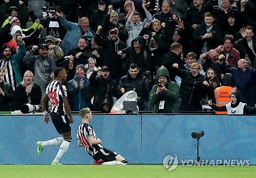 세리머니하는 앤서니 고든과 뒤따르는 조 윌록