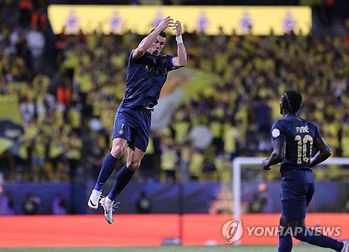 골을 넣고 기뻐하는 호날두(왼쪽)