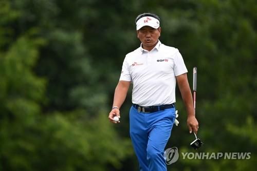 그린을 살피는 최경주.