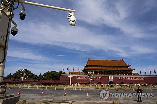 중국 베이징 톈안먼 광장을 지키는 공안과 CCTV 시설