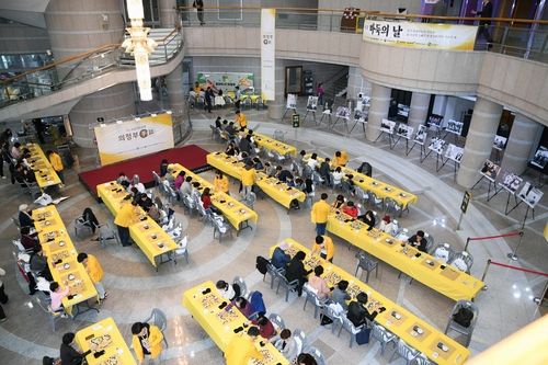 바둑 팬 1천명이 사전 신청한 프로기사 8대 1 다면기