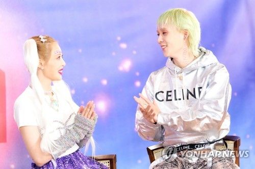 현아(왼쪽)와 던