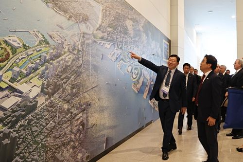 신동빈 회장은 6월 13일 30개국 주한 대사들과 함께 부산항 북항을 방문해 부산의 매력과 엑스포 유치 역량을 알렸다. [롯데그룹 제공. 재판매 및 DB 금지]