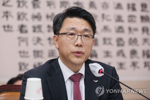 질의에 답변하는 김진욱 공수처장