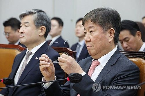 안경 고쳐쓰는 김대기 대통령 비서실장