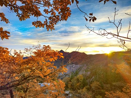 대청봉 오르는 계단에서 바라본 일출[사진/백승렬 기자]