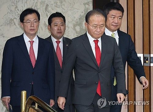 회의 참석하는 윤재옥 원내대표