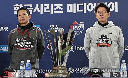 한국시리즈 트로피 사이에 둔 염경엽-이강철 감독