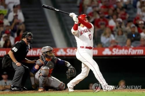 타격하는 오타니 쇼헤이