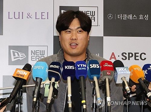 취재진 질문에 답하는 류현진