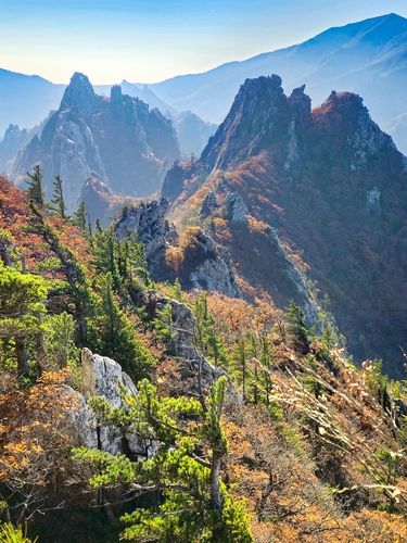 큰새봉과 1275봉. 멀리 대청봉이 보인다.[사진/백승렬 기자]
