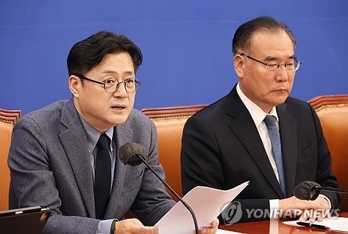 발언하는 홍익표 원내대표