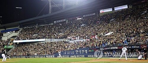 LG 팬들 '오늘을 기다렸어'