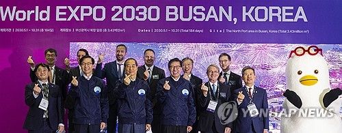 '점퍼' 입은 한덕수 총리, 부산 엑스포 유치 위해