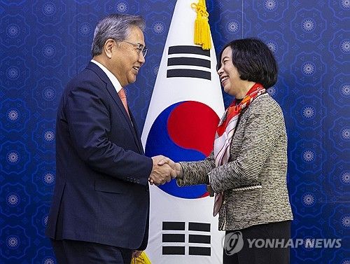 베트남 국영 통신사 사장과 악수하는 박진 외교부 장관