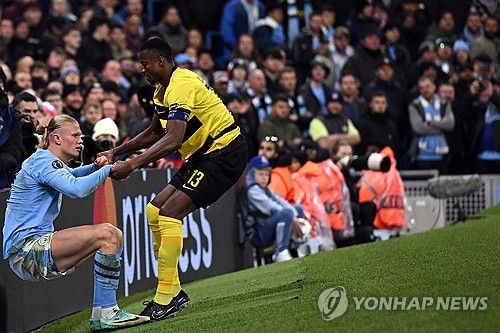 홀란 일으켜 세워주는 카마라