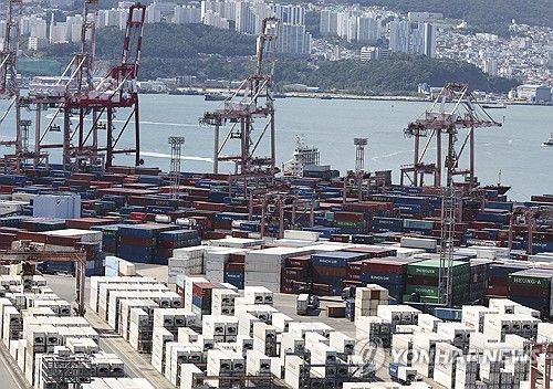 10월 부산항 신선대부두와 감만부두에서 컨테이너 하역작업 하는 모습. [연합뉴스 자료사진]