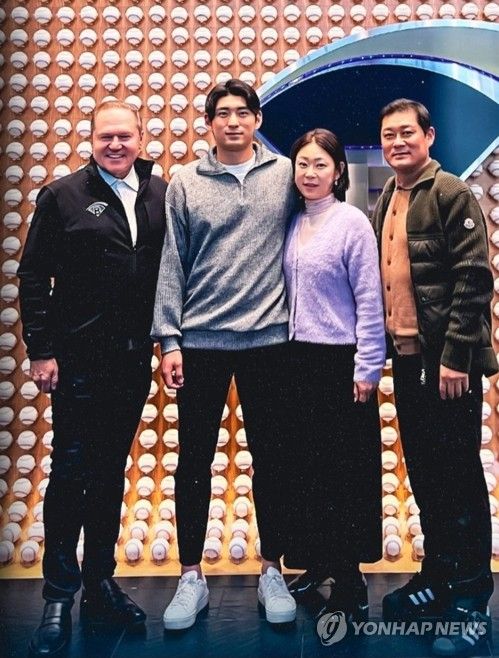 보라스와 포즈 취하는 이정후