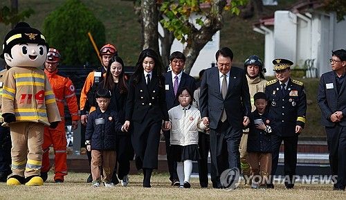 순직 소방관 자녀 손 잡고 입장하는 윤석열 대통령 내외