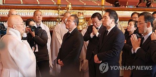 진우스님 인사말 듣는 김기현 대표