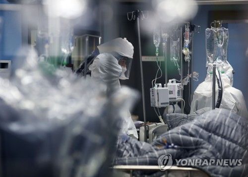 코로나19 전담 병원 중환자실 [연합뉴스 자료사진]