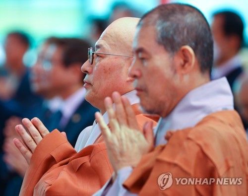 108배하는 진우 스님과 자승 스님