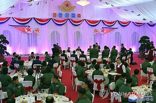 김정은,北항공절 맞아 공군 사령부 방문·시위 비행 참관