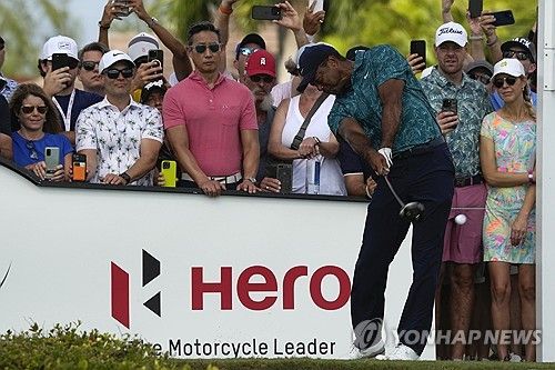 타이거 우즈의 히어로 챌린지 2라운드 경기 모습