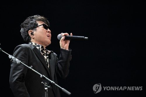 열창하는 '가왕' 조용필