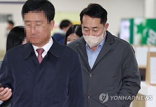 법정 향하는 강래구 씨