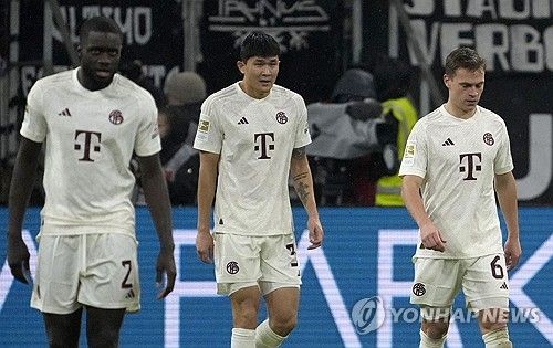 (왼쪽부터)고개 숙인 우파메카노와 김민재, 요주아 키미히