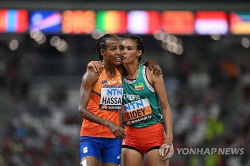 넘어진 하산을 위로하는 지데이(오른쪽)