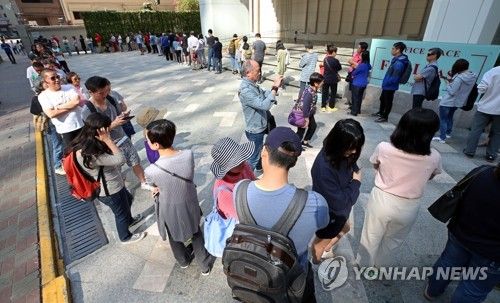 2019년 11월 제6회 홍콩 구의원 선거의 긴 투표 대기줄