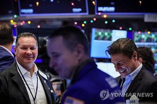 NYSE 입회장에서 일하는 트레이더들의 모습