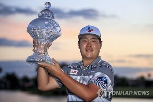 2020년 혼다 클래식 우승 트로피를 든 임성재.