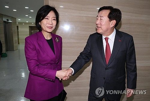 김기문 중기중앙회장과 악수하는 오영주 중기장관 후보자