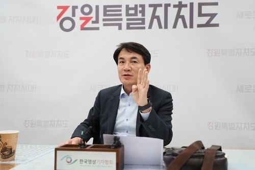 김진태 강원지사가 11일 기자 간담회에서 도정 현안을 설명하고 있다. [강원도 제공·재판매 및 DB 금지]