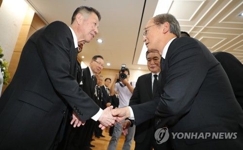 주한 일본대사와 인사하는 김진 운정장학회 이사장(왼쪽)