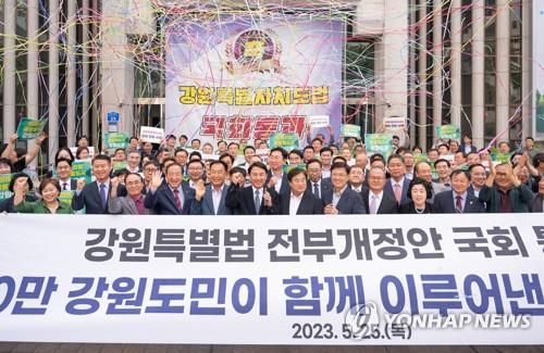 김진태 강원지사가 지난 5월 서울 강원도민회관에서 강원특별자치도법 개정안이 국회 본회의를 통과한 것을 자축하고 있다. [강원도 제공. 재판매 및 DB 금지]