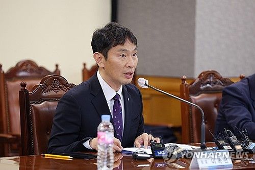 금융지주회장단 간담회서 발언하는 이복현 금감원장