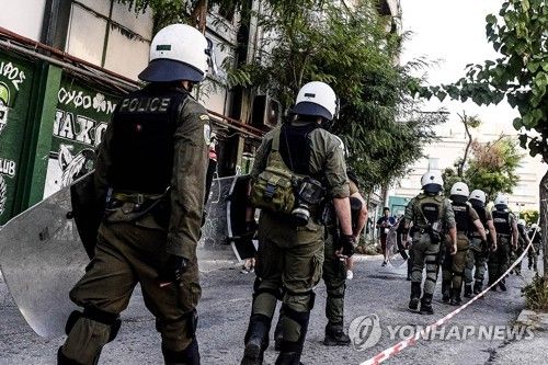 경기장 주변 점검하는 그리스 경찰