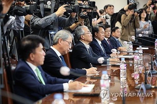 금융위원장 발언 경청하는 금융지주회장단