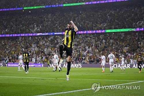 골 넣고 기뻐하는 벤제마