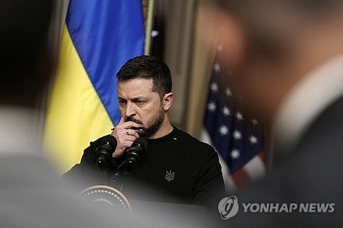 12일(현지시간) 미국 워싱턴DC 백악관에서 조 바이든 미 대통령과 정상회담 후 기자회견을 기다리는 볼로디미르 젤렌스키 우크라이나 대통령