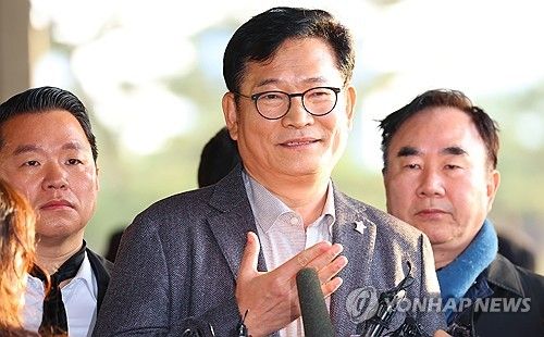 답변하는 송영길 전 대표